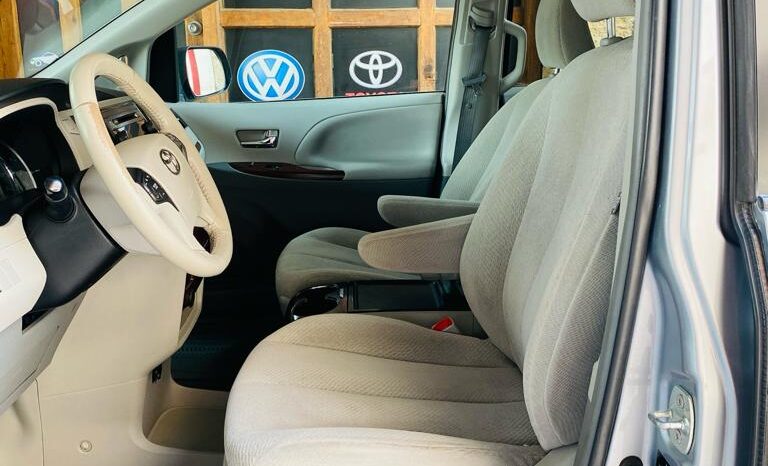 
								Toyota SIENNA XLE 2014 completo									